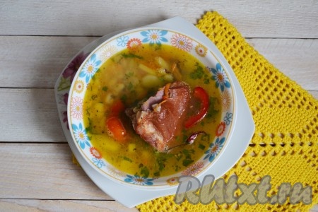 Разлить сытный, ароматный&nbsp;фасолевый суп с копчеными ребрышками по тарелкам, добавить измельченную зелень и, по желанию, острый перец.
