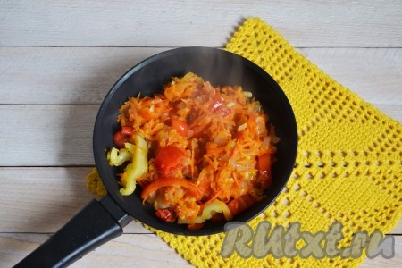 Разогреть в сковороде масло и выложить лук с морковью, обжарить на среднем огне, иногда помешивая, до мягкости (это займет 5-7 минут). Затем выложить к морковке с луком нарезанный соломкой сладкий перец, перемешать и через минуту снять сковороду с огня.
