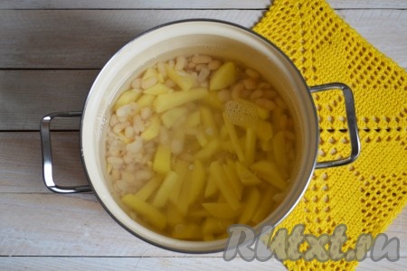 Залить 3 литрами горячей кипяченой воды.&nbsp;
