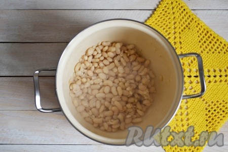 Фасоль перебрать от мусора, плохих фасолин и залить водой. Воды должно быть значительно больше фасоли. После закипания шумовкой собрать всю образовавшуюся пену. Без предварительного замачивания белая фасоль будет вариться 45-50 минут (если замочить заранее, то - 25-30 минут). Во время варки кастрюлю закрывать не стоит, а посолить необходимо в конце приготовления. Если Вы готовите красную фасоль, то её нужно замочить заранее в холодной воде на 5-7 часов, а затем залить чистой водой и варить до готовности. Время приготовления фасоли во многом зависит от сорта. 