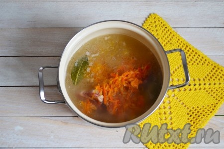 Выложить обжаренные овощи в кастрюлю, проварить еще 5 минут и выключить огонь. Вынуть лавровый лист и, по необходимости, добавить соль.
