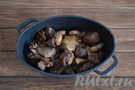 Кусочки гуся посолить, немного поперчить и обжарить в сковороде на сильном огне до румяного цвета с двух сторон (это займет 20-25 минут). Выложить обжаренное мясо в казан или толстостенную кастрюлю.
