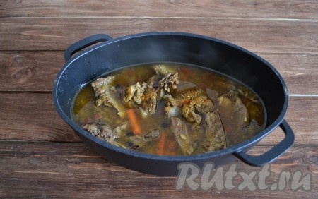 После закипания снизить огонь к минимуму и продолжить томить по крышкой до готовности мяса (у меня на ушло 35 минут).