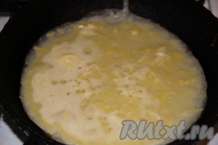 Перемешать всю массу и дать ей отдохнуть в теплом месте около 20 минут. Тесто получается по консистенции, как кефир, - не густое. Разогреть сковороду и смазать ее растительным маслом. Вылить примерно один половник теста на сковороду, равномерно распределить и жарить блин на среднем огне с двух сторон. Картофельные блины по этому рецепту получаются не тонкими, а толстенькими и в дырочку (хотя толщину блинчиков можно регулировать по своему вкусу, наливая на сковороду большее или меньшее количество теста).
