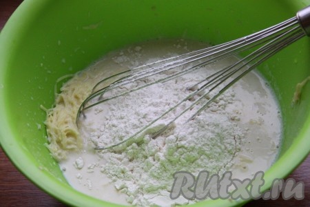 Следом добавить муку и яйца.

