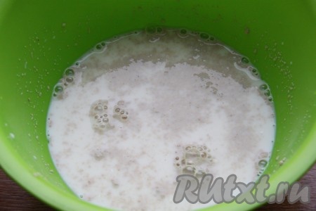 Дрожжи растворить в теплом молоке (или воде).