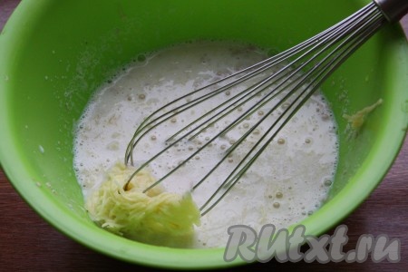 Добавить к молоку соль, натертый на мелкой тёрке сырой картофель.
