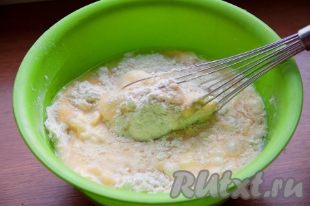 Добавить к сухой массе молоко, растительное и растопленное остывшее сливочное масло, яйца. Все тщательно перемешать.
