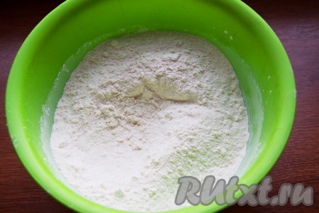 Смешать муку, сахар, соль, соду и ванильный сахар.
