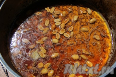 В масло, на котором жарились овощи, добавить арахис и, если требуется, растительное масло. Обжаривать орехи на сильном огне 1-2 минуты, помешивая. Затем к арахису добавить грамм 20 воды, аккуратно лопаткой отчистить&nbsp; дно сковороды, к которому слегка пристал соус от овощей и арахиса.