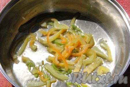 Лук, чеснок, имбирь, сладкий перец и перец чили нарезать соломкой. Обжарить овощи 2-3 минуты&nbsp;на сковороде с добавлением растительного масла, иногда помешивая, затем обжаренные овощи переложить в отдельную миску.
