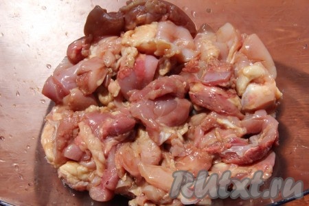 Курицу отделить от костей и нарезать на длинные полосочки. Замариновать курицу в соевом соусе и оставить на пару минут.
