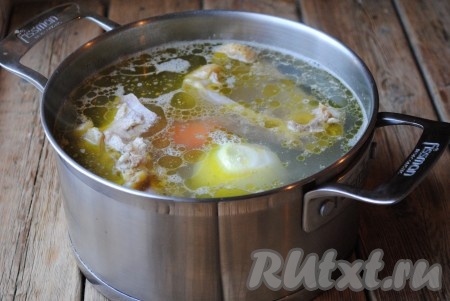 Затем в бульон выложить очищенные лук и морковь. И варить всё вместе около часа. Время варки будет зависеть от того, какую курицу Вы будете использовать, у меня была домашняя, поэтому готовила я её немного дольше.&nbsp;
