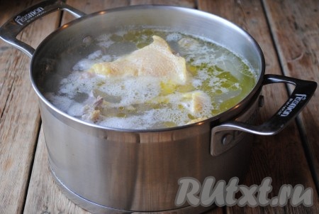 Довести до кипения. Снять образовавшуюся пену и уменьшить огонь. Основной секрет прозрачности бульона заключается в том, что&nbsp;вариться он должен при минимальном кипении.
