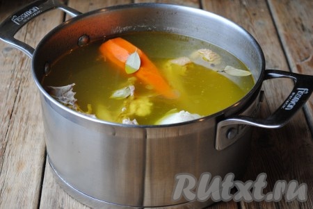 После этого бульон посолить по вкусу, добавить чёрный перец горошком, лавровый лист и варить ещё 15 минут.&nbsp;
