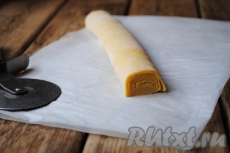 Затем нужно скрутить слегка подсохшее тесто в плотный рулет.&nbsp;
