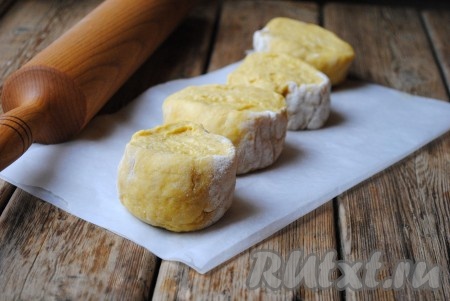 За это время тесто станет более гладким и однородным, с ним будет легко работать. Разделить тесто на четыре равные части.&nbsp;
