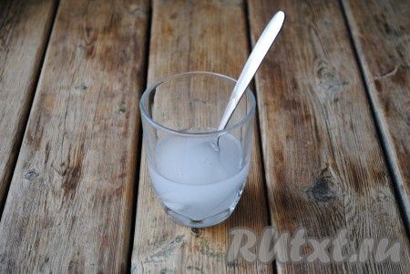 В чистой холодной воде растворить соль. И влить солёную воду в яично-мучную смесь.&nbsp;
