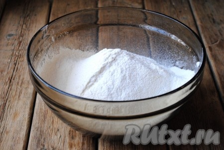 Муку просеять в миску. 