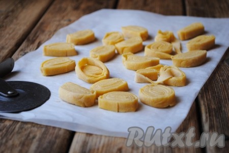 Затем рулет нарезать на кружочки, толщина которых будет определять толщину будущей лапши.&nbsp;
