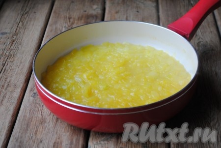 Готовить 10-15 минут, периодически помешивая. За это время лук пустит большое количество сока, а размер луковых кубиков значительно уменьшится (это происходит именно за счёт добавления соды).&nbsp;
