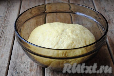 Подошедшее тесто обмять и ещё оставить на 1 час. Когда тесто снова подойдёт и увеличится в объеме&nbsp;вдвое, с ним можно начинать работать.&nbsp;

