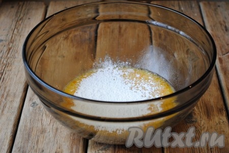 Всыпать частями просеянную муку. 