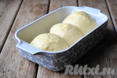 Разделить тесто на три равные части, скатать колобки. Выложить их в жаропрочную форму или специальную форму для хлеба, застеленную пергаментом.&nbsp;
