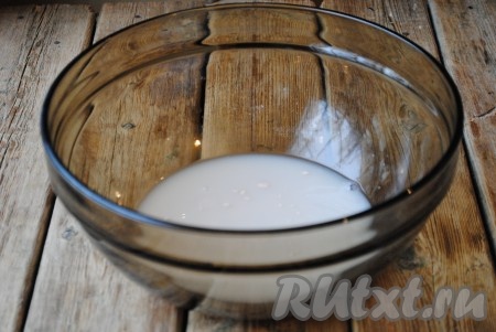 В тёплую воду всыпать соль, сахар и дрожжи, перемешать.&nbsp;
