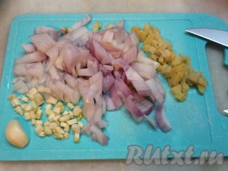 Разогреть сковородку и добавить 1 столовую ложку растительного масла. Выложить нарезанные лук, имбирь и чеснок. Готовить, помешивая, примерно, 4-5 минут.