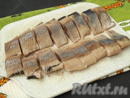 Селёдку нужно разобрать на филе, удалив все кости. Нарезать филе на порционные кусочки.