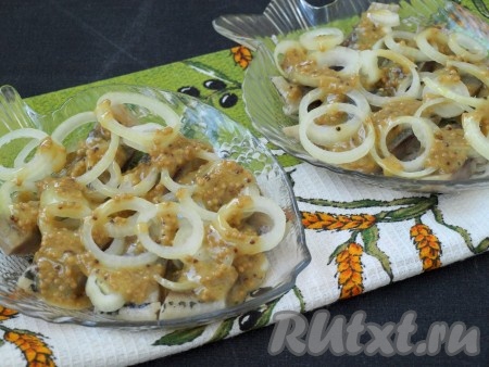 Полить сельдь с луком приготовленным горчичным соусом и убрать на 1 час в холодильник.
