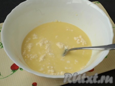 Растопить сливочное масло, добавить к нему молоко и перемешать, затем эту смесь добавить в творожную массу, перемешать.
