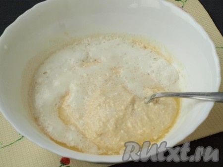 Добавить соль, муку и разрыхлитель, перемешать всю массу. Белки достать и взбить до побеления. До пиков в данном варианте взбивать не требуется. Ввести белки в тесто и перемешать. Тесто получается, как густая сметана.