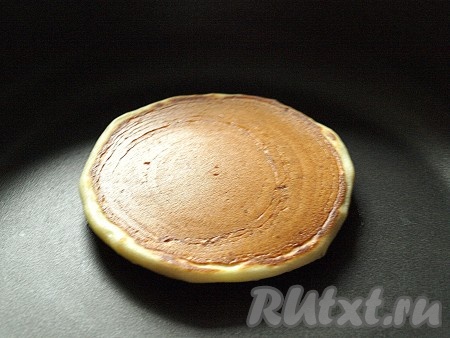 После этого панкейк перевернуть и обжарить с другой стороны.
