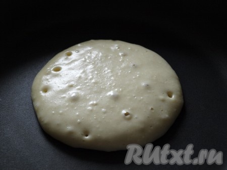 На хорошо разогретую сковороду по центру выложить 2 столовые ложки теста. Дождаться, пока затянется поверхность и появятся дырочки. Напомню, что поверхность сковороды мы ничем не смазываем.