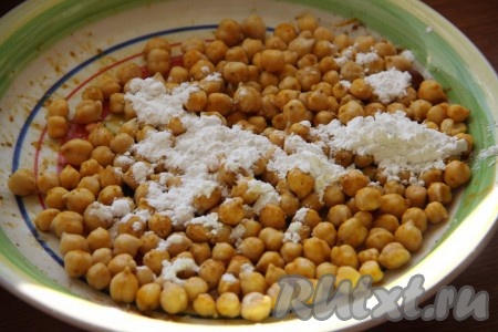 Всыпать к нуту кукурузный крахмал и хорошо перемешать, чтобы нут был полностью покрыт смесью.
