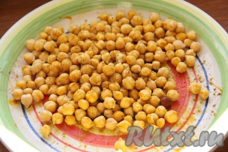 Добавить к нуту соус терияки, паприку, кориандр, соль, перец, перемешать. Если у вас нет соуса терияки, можете взять соевый соус. Но мне кажется, что лучше приготовить соус терияки в домашних условиях и добавлять его в качестве специи к другим блюдам.