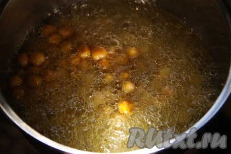 На сковороде с высокими бортиками или в кастрюле хорошо разогреть растительное масло, выкладывать частями нут и жарить во фритюре до золотистой корочки. Будьте осторожны, нут может&nbsp;стрелять и лопаться. Жареный нут, при желании, можно выложить на бумажное полотенце, чтобы избавиться от лишнего жира.