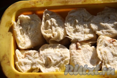 На яблоки выложить рулеты из лаваша и отправить в разогретую духовку.
