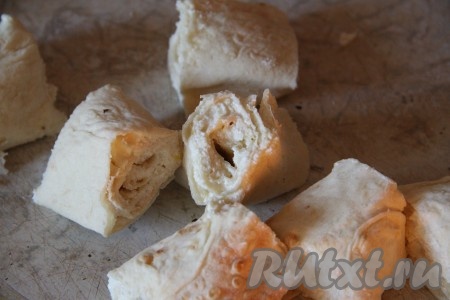 Нарезать рулет на маленькие рулетики (сантиметра три в длину).
