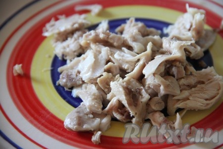 Затем бульон процедить, мясо разобрать на кусочки.
