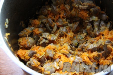 Затем к луку и желудочкам добавить натертую морковь и тушить на медленном огне под крышкой, периодически помешивая, минут 15-20.
