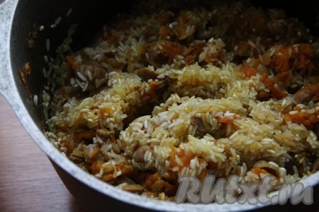 По истечении времени добавить рис и слегка обжарить без добавления воды, чтобы рис напитался маслом и соком от овощей. Затем всыпать специи по вкусу. Залить рис водой, накрыть крышкой и готовить до полного испарения жидкости и готовности риса.