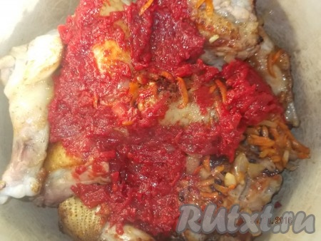 Когда томатный соус готов, поливаем им обжаренные кусочки курицы.
