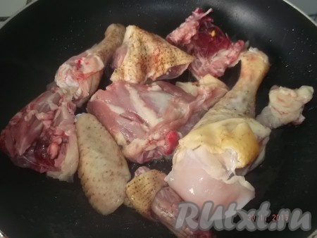 Выкладываем кусочки курицы на раскаленную сковороду, смазанную растительным маслом.
