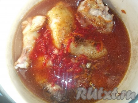 Наливаем в кастрюлю воду, чтобы слегка покрыла мясо.
