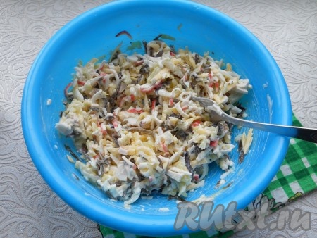 Заправить салат майонезом и сметаной. Если нужно - посолить (имейте ввиду, что в салате будет еще красная икра, а она - соленая).
