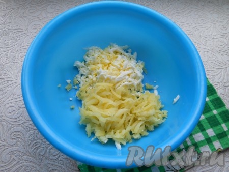Я готовила салат порционно (2 порции). Картофель и яйца очистить, натереть на крупной терке.