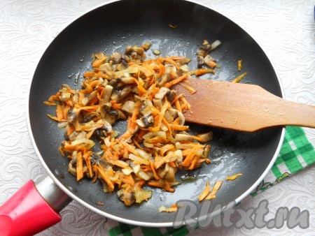 Лук, шампиньоны и морковь немного посолить и поперчить. Обжарить все в течение 4-5 минут, перемешивая, затем остудить.
